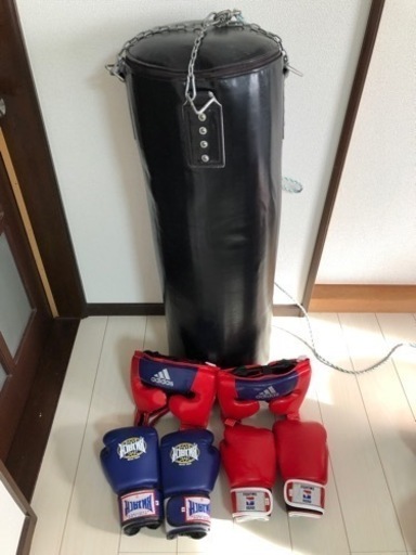 サンドバッグ、グローブ、ヘッドギア