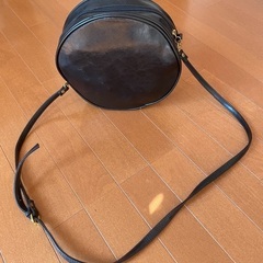 革製バッグ時計模様の画像