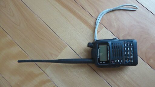 中古美品　YAESU　VX-8G　APRSが利用可能　バッテリーチャージャー、マニュアル付　＋オプションの乾電池ケース付