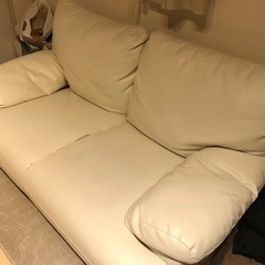 2人掛けソファー（破れ有）白　ラグの画像