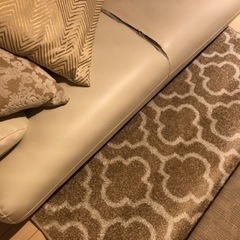 2人掛けソファー（破れ有）白　ラグの画像