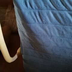 折り畳みベッド　お客様用に　折り畳み式なので便利で場所を取りません。
