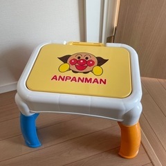 アンパンマンのおもちゃ&机の画像