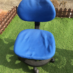 学習机に利用して居た椅子に成ります。