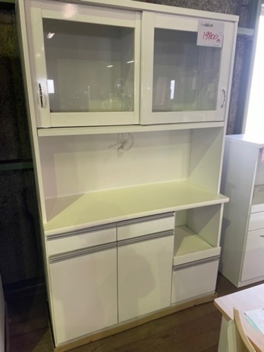新品の食器棚です！1本限り19800円