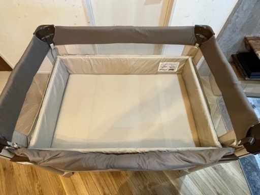 アップリカ 美品　ココネルエアー ベビーベッド ココア　持ち運び折りたたみベッド