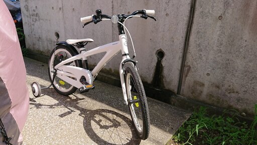 超軽量7.9kgキッズ向けスポーツバイク「レベナ」ホワイト１８インチ（身長108～121cm）