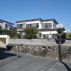 一軒家賃貸・戸建て賃貸　お庭でBBQ可能　陽当り良し　シャッター付き車庫あり　さくらの木ありの画像