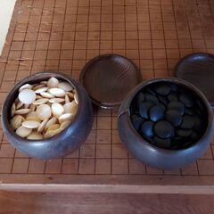 碁盤と碁石と折り畳み式の碁盤の画像