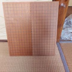 碁盤と碁石と折り畳み式の碁盤の画像