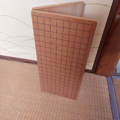 碁盤と碁石と折り畳み式の碁盤の画像