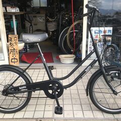20インチ マットブラックのカゴ付きミニヴェロの画像