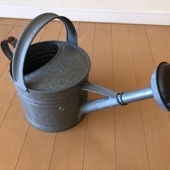 レトロなブリキのジョウロの画像