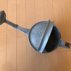 レトロなブリキのジョウロの画像