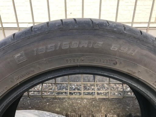 タイヤ　195/60R16 バリ溝です