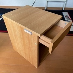 ベッドサイドテーブルの画像
