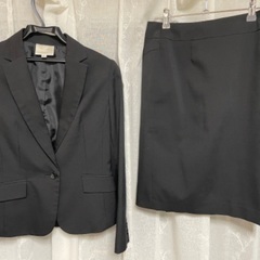 受付終了。黒スーツ