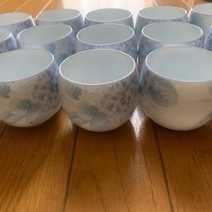【今週15個セット♡1,500円】【光峰ブランド】【新品】【幾つか黒い点あり】『紫陽花柄の可愛いフォルムの湯呑み１５個セット』の画像