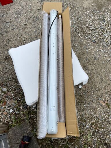 ４０W電灯（防水カバー）・LED蛍光灯６本まとめて、いかがでしょうか。