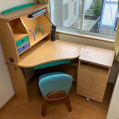 ★美品！コンパクト　省スペース　イトーキ　学習机　熊本市引取限定　そで机とイスとスタンド照明のおまけ付き②★