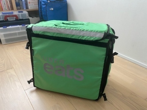 ウーバーイーツ　緑のバッグ　Uber eats