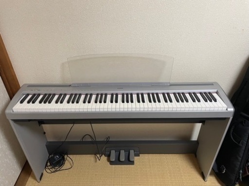 電子ピアノ YAMAHA（譜面台、ペダル、専用スタンド込み）