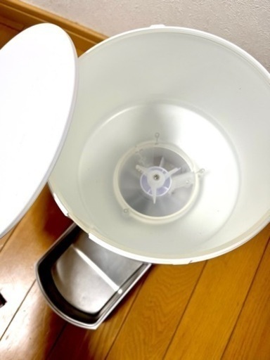 ＊美品TakeOne＊ テイクワン 見守りカメラ付きペット自動給餌機 Take-One P1 ホワイト