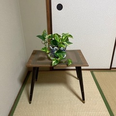 小さなテーブルの画像