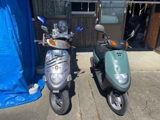 シルバーの原付ジョグ