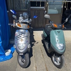 シルバーの原付ジョグ