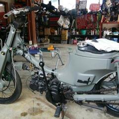 GARAGEでバイクいじり。友達