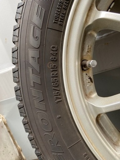 日産キューブに使用スタッドレスタイヤ＆ホイールとタイヤラック