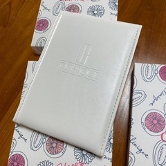 【値下げしました‼️】新品/箱付 CLINIQUE/クリニーク 三つ折りハンドミラー（ホワイトレザー調）の画像
