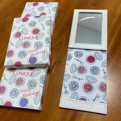 【値下げしました‼️】新品/箱付 CLINIQUE/クリニーク 三つ折りハンドミラー（ホワイトレザー調）の画像