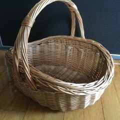 【中古　持ち手あり天然素材のバスケット】