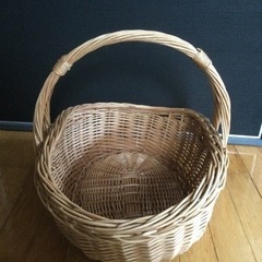 【中古　持ち手あり天然素材のバスケット】の画像