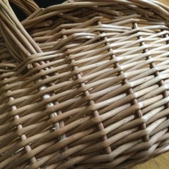 【中古　持ち手あり天然素材のバスケット】の画像