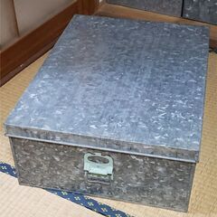 ブリキ衣装ケース　中　昭和レトロ　残り１個の画像
