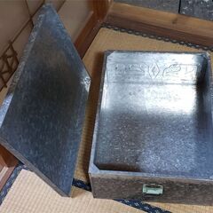 ブリキ衣装ケース　中　昭和レトロ　残り１個の画像