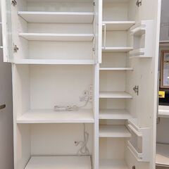 【極美品】キッチンボード　カップボード　食器棚　レンジボード　ホワイト　北欧 キッチンボード レンジボード 食器棚 ホワイト 鏡面 コンセント3個