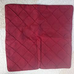 【値下げ　未使用】ボルドーレッドクッションカバー　45cm×45...