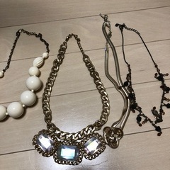 ネックレス、ブレスレット、指輪の画像