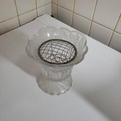 ガラスの花器　網付き