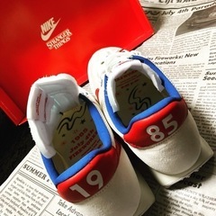 NIKE × stranger thingsコラボスニーカーの画像