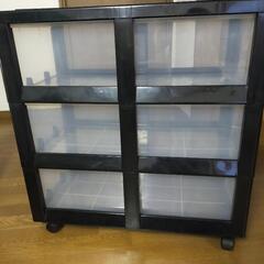 3段収納ケースとカラーボックスの画像