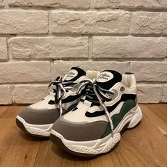 新品未使用スニーカーの画像