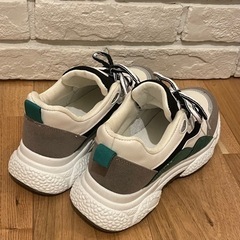 新品未使用スニーカーの画像