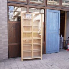 人気の無印良品のタモ材 ガラス扉/スリム 木製収納です！！シンプルなデザインは書棚としてはもちろん、カップボードにもおススメのナチュラルテイストのキャビネットです♪②CA311の画像
