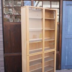人気の無印良品のタモ材 ガラス扉/スリム 木製収納です！！シンプルなデザインは書棚としてはもちろん、カップボードにもおススメのナチュラルテイストのキャビネットです♪②CA311の画像
