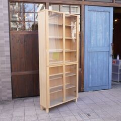 人気の無印良品のタモ材 ガラス扉/スリム 木製収納です！！シンプルなデザインは書棚としてはもちろん、カップボードにもおススメのナチュラルテイストのキャビネットです♪②CA311の画像